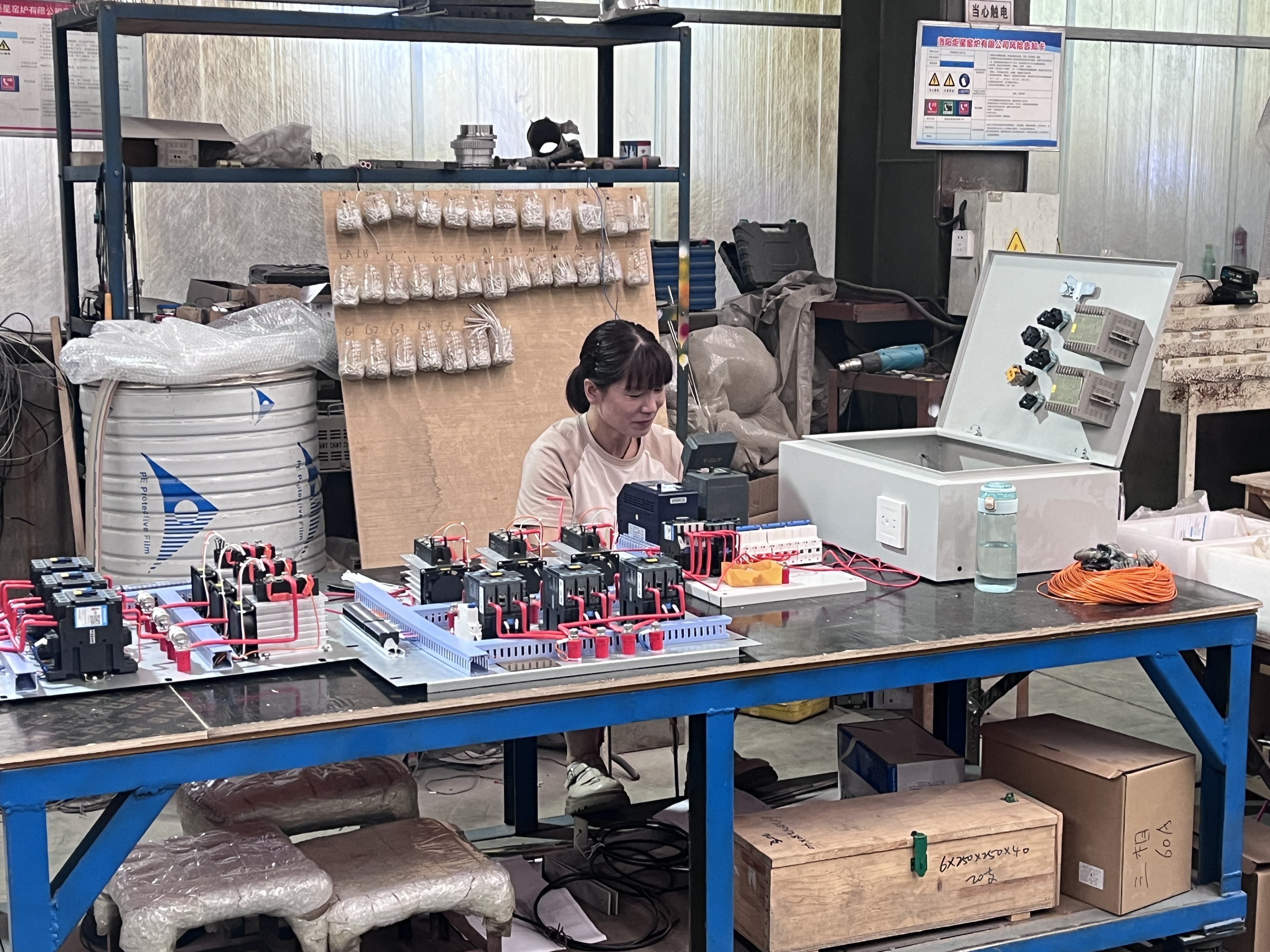 装配车间生产场景